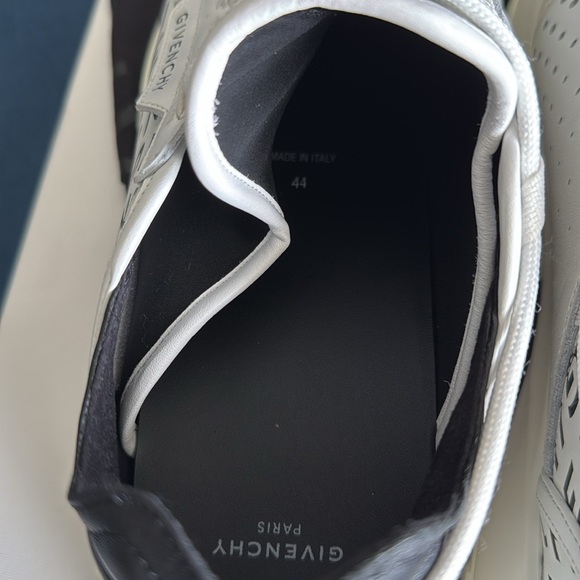 Givenchy White and Black Refracted Logo Spectre Runner
Sneakers Size 44 - Picture 8 of 8